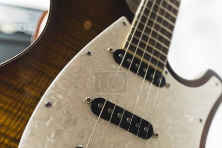 gros plan d'une guitare moderne à rayures blanches, instrument de musique. Photo de haute qualité