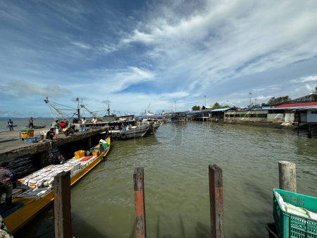 Foto de Tawau, Sabah, Malasia - 26 de enero de 2023 - embarcadero ocupado en el puerto marítimo al lado del mercado de pescado. Carga descarga barco. - Imagen libre de derechos