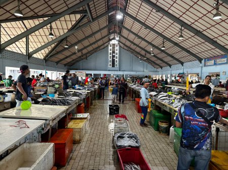 Foto de Tawau, Sabah, Malasia 26 de enero de 2023- Variedad de peces marinos vendidos en el mercado de peces húmedos Tawau Sabah por la mañana - Imagen libre de derechos