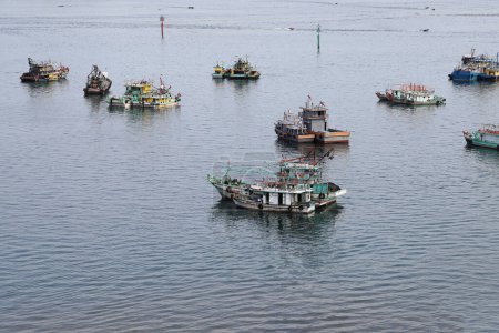 Foto de Ships boats fishing trollers on ocean sea water of south China sea bay kota Kinabalu sabah - Imagen libre de derechos