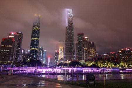 Foto de Ciudad Nueva de Zhujiang, Guangzhou - 11 de noviembre de 2023- Vista nocturna de las Torres Gemelas de Guangzhou The West Tower, Guangzhou International Finance Centre, the East Tower - Imagen libre de derechos