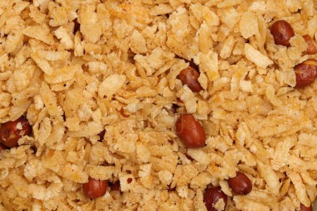 Gebratene würzige Cheera abgeflacht Reis Getreide penult traditionelle bengalische Snack-Mischung in Emaille Blechschüssel 