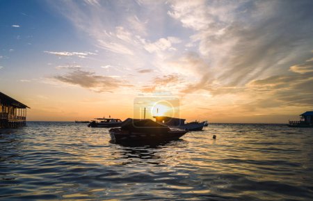 Téléchargez les photos : Coucher de soleil coloré à la mer avec voiliers - en image libre de droit