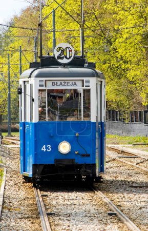 Téléchargez les photos : Poznan, Poland, April 23th 2022: A small vintage tram in the polish city of Poznan. - en image libre de droit