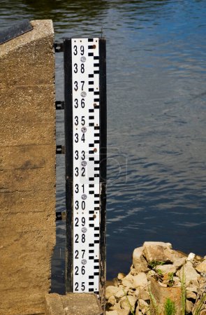 Téléchargez les photos : Compteur de profondeur d'eau dans la rivière. - en image libre de droit