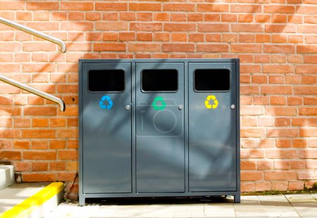Téléchargez les photos : Waste sorting bins outdoors. - en image libre de droit