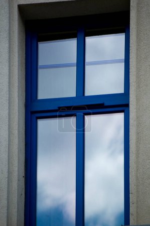 Téléchargez les photos : Single blue window with clouds reflection. - en image libre de droit