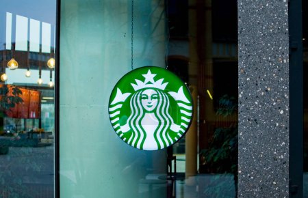 Foto de Poznan, Polonia - Noviembre 2022: Starbucks - una de las cafeterías más grandes del mundo. - Imagen libre de derechos