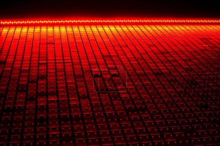 Téléchargez les photos : Détails du bâtiment moderne illuminé en rouge. - en image libre de droit