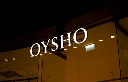 Foto de Poznan, Polonia - Diciembre 2022: Letrero de la compañía de lencería OYSHO. - Imagen libre de derechos