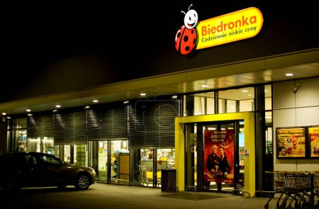 Téléchargez les photos : Zalasewo, Pologne - Décembre 2022 : Biedronka - l'un des plus grands supermarchés de la chaîne en Pologne. - en image libre de droit