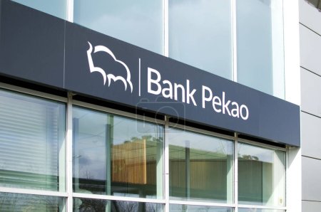 Téléchargez les photos : Poznan, Pologne - Février 2023 : Panneau de la banque polonaise "Bank Pekao" . - en image libre de droit