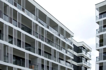 Téléchargez les photos : Façade moderne d'un immeuble résidentiel. - en image libre de droit