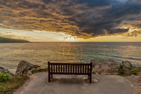 Téléchargez les photos : Coucher de soleil avec des nuages spectaculaires près de Porthmeor Beach à St Ives, Cornwall, Angleterre, Royaume-Uni - en image libre de droit