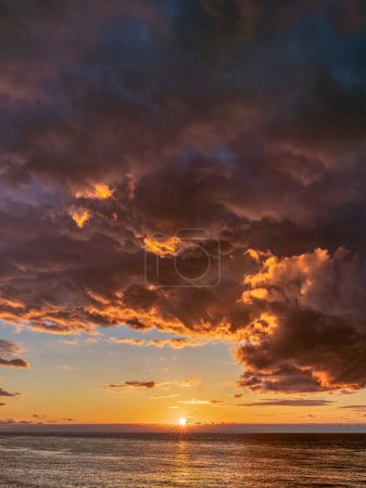 Foto de Puesta de sol con nubes dramáticas cerca de Porthmeor Beach en St Ives, Cornwall, Inglaterra, Reino Unido - Imagen libre de derechos