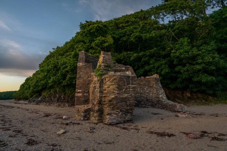 Lime kiln on Wonwell Beach and low tide on the River Erme near Mothecombe, Devon, England, UK