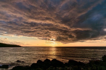 Sonnenuntergang mit dramatischen Wolken in der Nähe von Porthmeor Beach in St Ives, Cornwall, England, Großbritannien