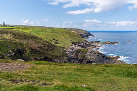 Foto de Costa del Mar Céltico y acantilados cerca de la mina Botallack, Cornwall, Inglaterra, Reino Unido - Imagen libre de derechos