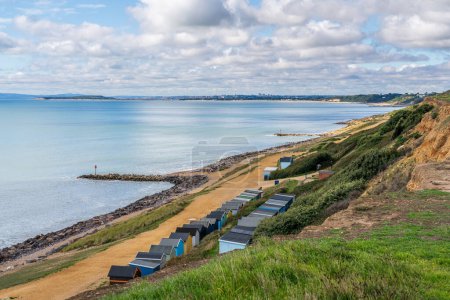 Beach Huts sur la côte de la Manche à Barton-on-sea, Hampshire, Angleterre, Royaume-Uni