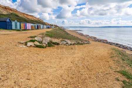 Strandhütten an der Kanalküste in Barton-on-Sea, Hampshire, England, Großbritannien