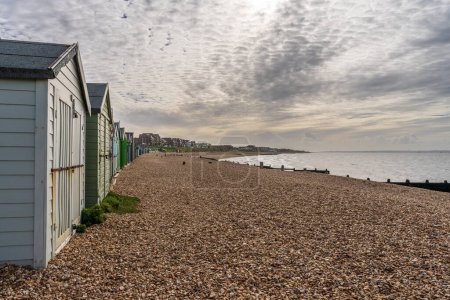 Cabañas de playa en la costa de Solent cerca de Lee-on-the-Solent, Hampshire, Inglaterra, Reino Unido