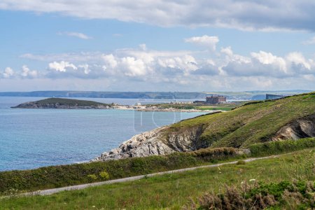 Vista desde Pentire Headland sobre Fistral Bay hasta Newquay, Cornwall, Inglaterra, Reino Unido