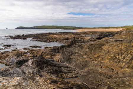 Die Felsen und der Strand in Treyarnon Bay, Cornwall, England, Großbritannien