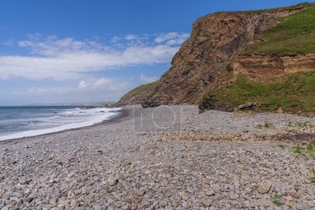 Die Klippen und der Strand in Millook Haven, Cornwall, England, Großbritannien