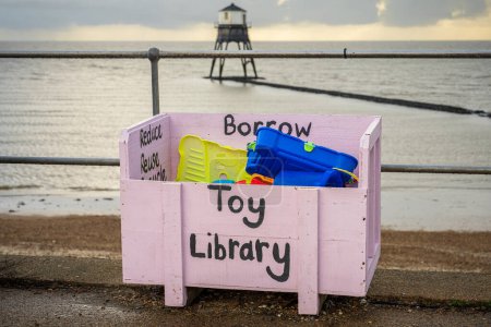 Foto de Una caja de juguetes con el faro bajo Dovercourt en el fondo, visto en Harwich, Essex, Inglaterra, Reino Unido - Imagen libre de derechos