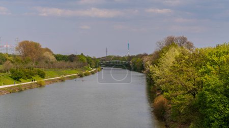 Foto de Oberhausen, Renania del Norte-Westfalia, Alemania - 28 de abril de 2021: Vista al canal Rin-Herne - Imagen libre de derechos