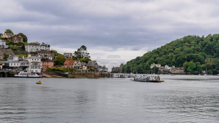 Téléchargez les photos : Dartmouth, Devon, Angleterre, Royaume-Uni - 26 mai 2022 : Le traversier inférieur traverse la rivière Dart en route vers Kingswear - en image libre de droit
