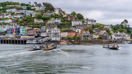 Téléchargez les photos : Dartmouth, Devon, Angleterre, Royaume-Uni - 26 mai 2022 : Deux ferries traversent la rivière Dart entre Dartmouth et Kingswear - en image libre de droit