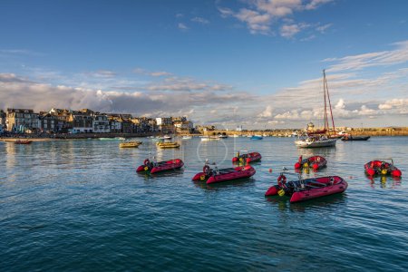 Téléchargez les photos : St Ives, Cornouailles, Angleterre - 30 mai 2022 : Vue des bateaux dans le port de St Ives - en image libre de droit