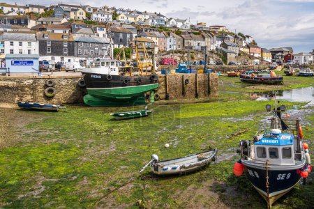 Téléchargez les photos : Mevagissey, Cornouailles, Angleterre - 29 mai 2022 : Navires dans le port à marée basse - en image libre de droit