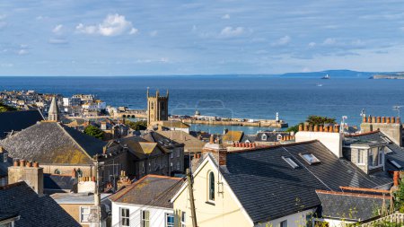Téléchargez les photos : St Ives, Cornouailles, Angleterre, Royaume-Uni - 30 mai 2022 : Vue des petites maisons et ruelles - en image libre de droit
