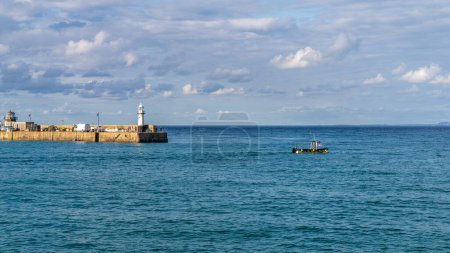 Téléchargez les photos : St Ives, Cornouailles, Angleterre, Royaume-Uni - 30 mai 2022 : Vue du mur du port et des phares - en image libre de droit