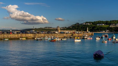 Foto de St Ives, Cornwall, Inglaterra, Reino Unido - 30 de mayo de 2022: Vista de los barcos en el puerto de St Ives - Imagen libre de derechos