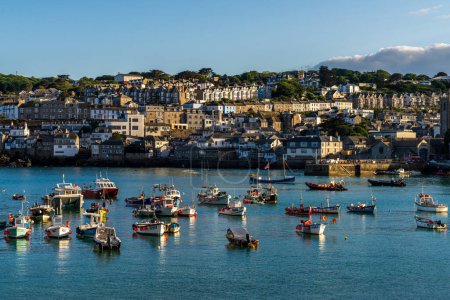Téléchargez les photos : St Ives, Cornouailles, Angleterre - 30 mai 2022 : Vue des bateaux dans le port de St Ives - en image libre de droit