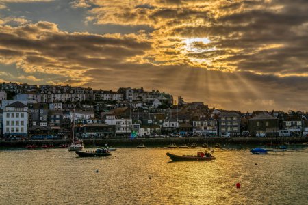 Téléchargez les photos : St Ives, Cornouailles, Angleterre, Royaume-Uni - 30 mai 2022 : Soleil nocturne et nuages au-dessus du port - en image libre de droit