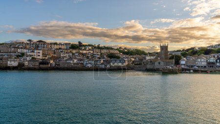 Téléchargez les photos : St Ives, Cornouailles, Angleterre, Royaume-Uni - 30 mai 2022 : Nuages au-dessus du port - en image libre de droit