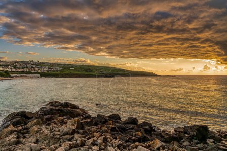 Téléchargez les photos : St Ives, Cornouailles, Angleterre, Royaume-Uni - 30 mai 2022 : heure d'or et nuages spectaculaires sur Porthmeor Beach - en image libre de droit