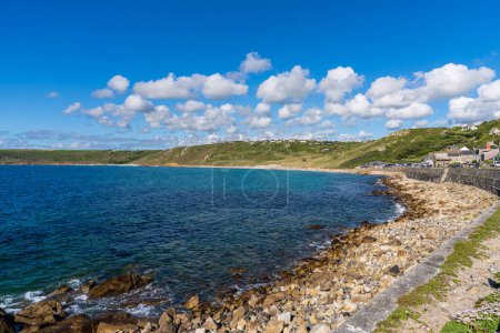 Téléchargez les photos : Sennen Cove, Cornouailles, Angleterre, Royaume-Uni - 31 mai 2022 : La plage et les maisons au sommet des falaises - en image libre de droit