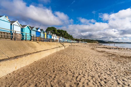 Foto de Mudeford, Dorset, Inglaterra, Reino Unido - 29 de septiembre de 2022: Cabañas de playa y playa en Avon Beach - Imagen libre de derechos