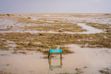 Señal: No hay acceso a la playa en terrenos inundados cerca de Bradwell Beach, Essex, Inglaterra, Reino Unido