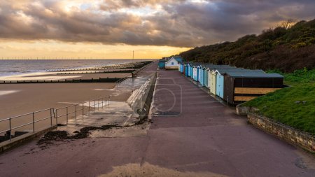 Cabañas de playa en la costa del Mar del Norte en Frinton-on-Sea, Essex, Inglaterra, Reino Unido