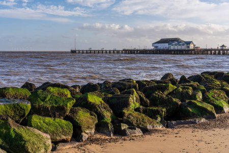Vue de la plage à la jetée à Clacton-on-Sea, Essex, Angleterre, Royaume-Uni