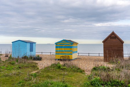Trois cabanes de plage donnant sur la mer à Kingsdown, Kent, Angleterre, Royaume-Uni