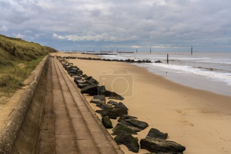 Ein bewölkter Tag am Strand in Waxham, Norfolk, England, Großbritannien