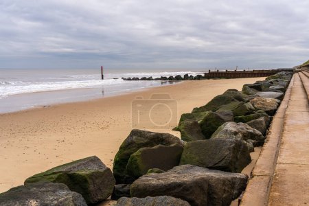 Ein bewölkter Tag am Strand in Waxham, Norfolk, England, Großbritannien