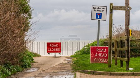 El camino a la playa se cerró debido a la erosión en Happisburgh, Norfolk, Inglaterra, Reino Unido